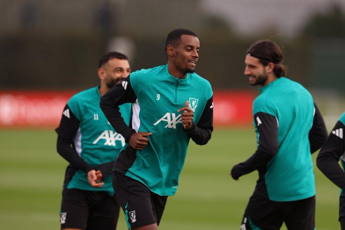 Alexander Isak dan Hugo Ekitike di sesi latihan Liverpool