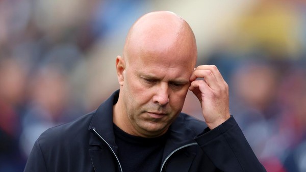 Arne Slot menatap pertandingan Liverpool
