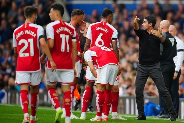Mikel Arteta memberi instruksi kepada pemain Arsenal