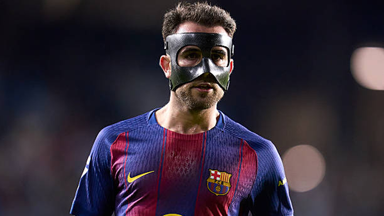 Eric Garcia memakai masker pelindung Barcelona