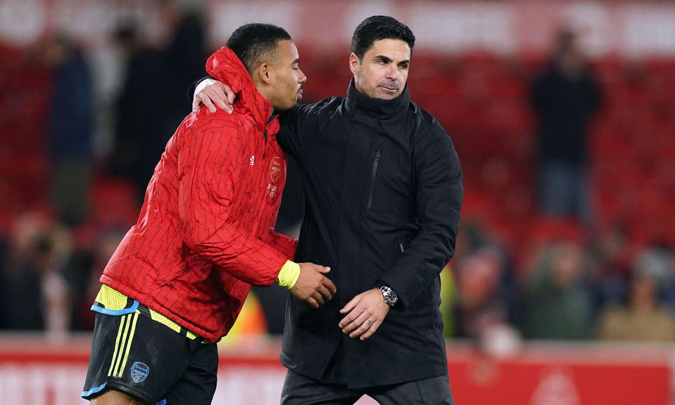Mikel Arteta memberikan instruksi kepada Gabriel Jesus