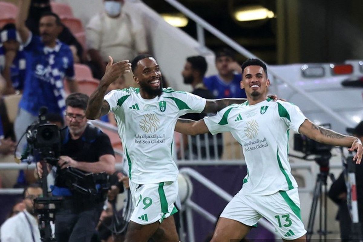 Ivan Toney merayakan gol bersama Al Ahli