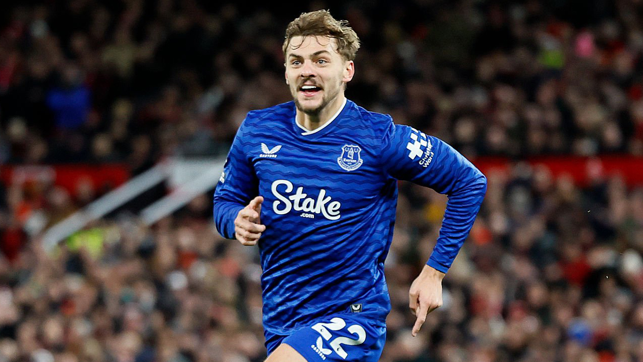 Kiernan Dewsbury-Hall selebrasi setelah membawa Everton menang di Old Trafford
