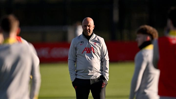 Arne Slot memimpin latihan Liverpool