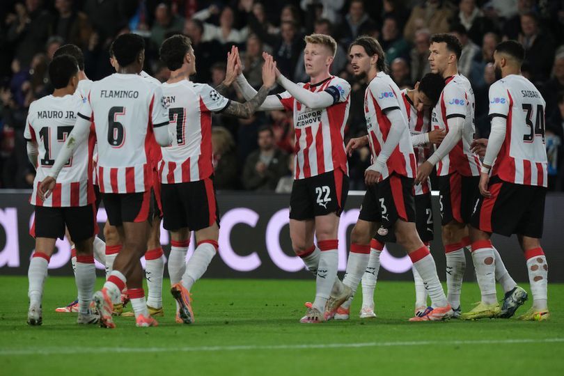 Pemain PSV menyerang balik dengan cepat