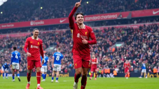 Federico Chiesa mengenakan seragam Liverpool sedang pemanasan di pinggir lapangan Anfield