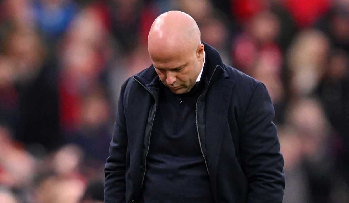 Arne Slot tampak tertekan setelah hasil buruk Liverpool