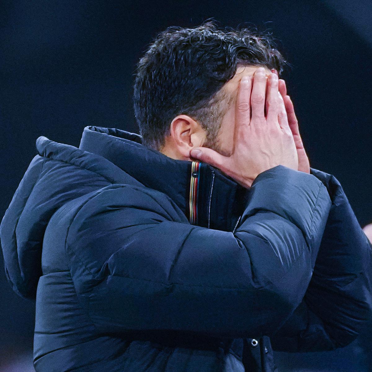 Ruben Amorim terlihat memantau penampilan pemain Manchester United dengan ekspresi serius