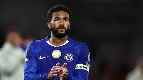 Pemain Barcelona tampak kecewa setelah kekalahan dari Chelsea