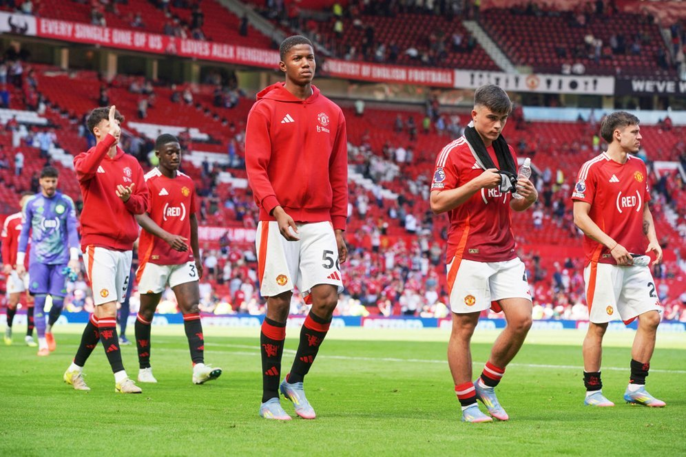 Sesi pelatihan taktis untuk pemain muda man united sepak bola