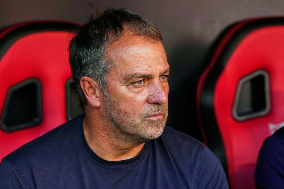 Hansi Flick menghadapi dilema pemilihan pemain Barcelona - Holywin69