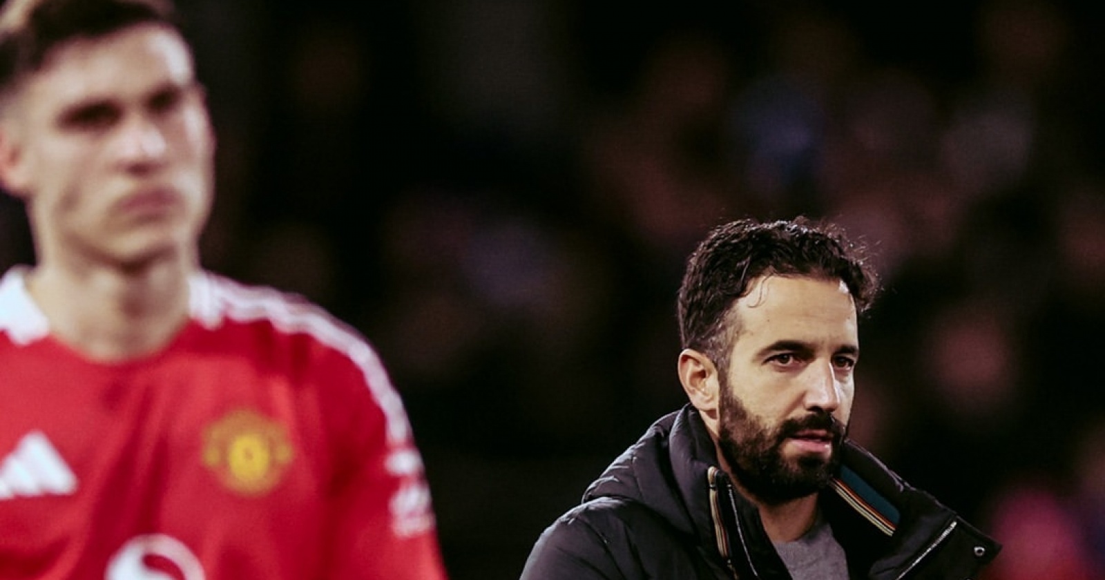 Tim Manchester United sedang latihan skema bola mati di Carrington, terlihat Ruben Amorim memberi arahan taktis detail kepada para pemain Holywin69