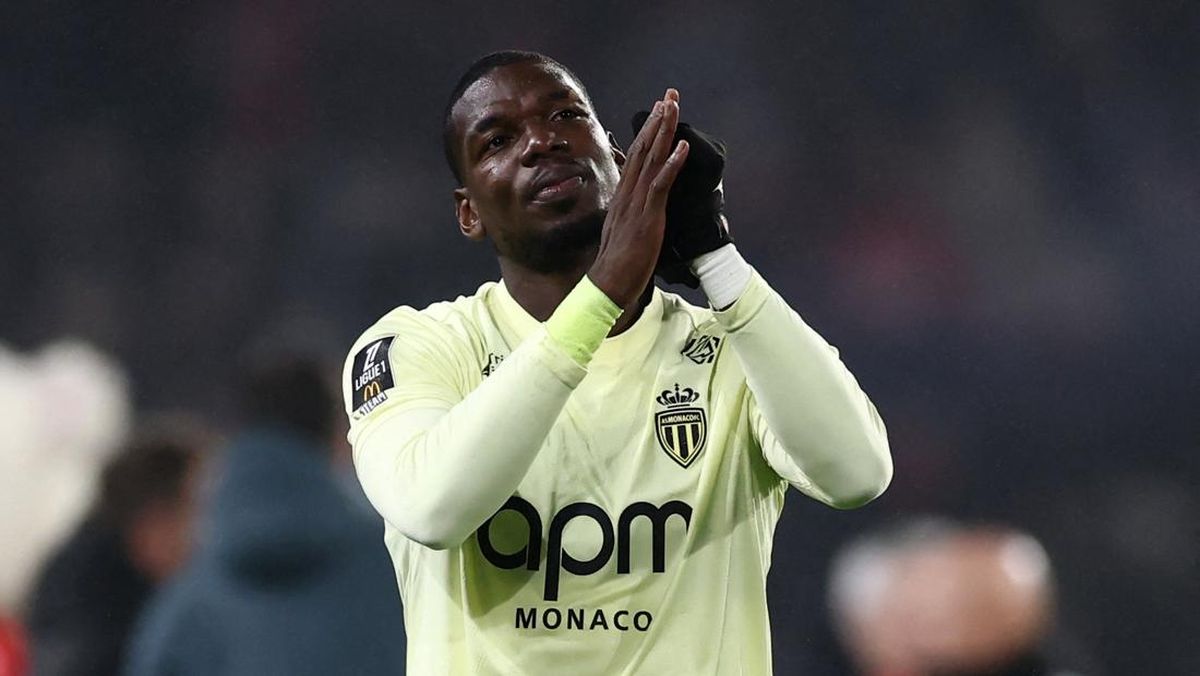 Paul Pogba berdiri di pinggir lapangan Stade Louis II, tangan terangkat ke arah tribun penonton, wajah berkaca-kaca usai kemenangan atas PSG — momen ikonik Holywin69