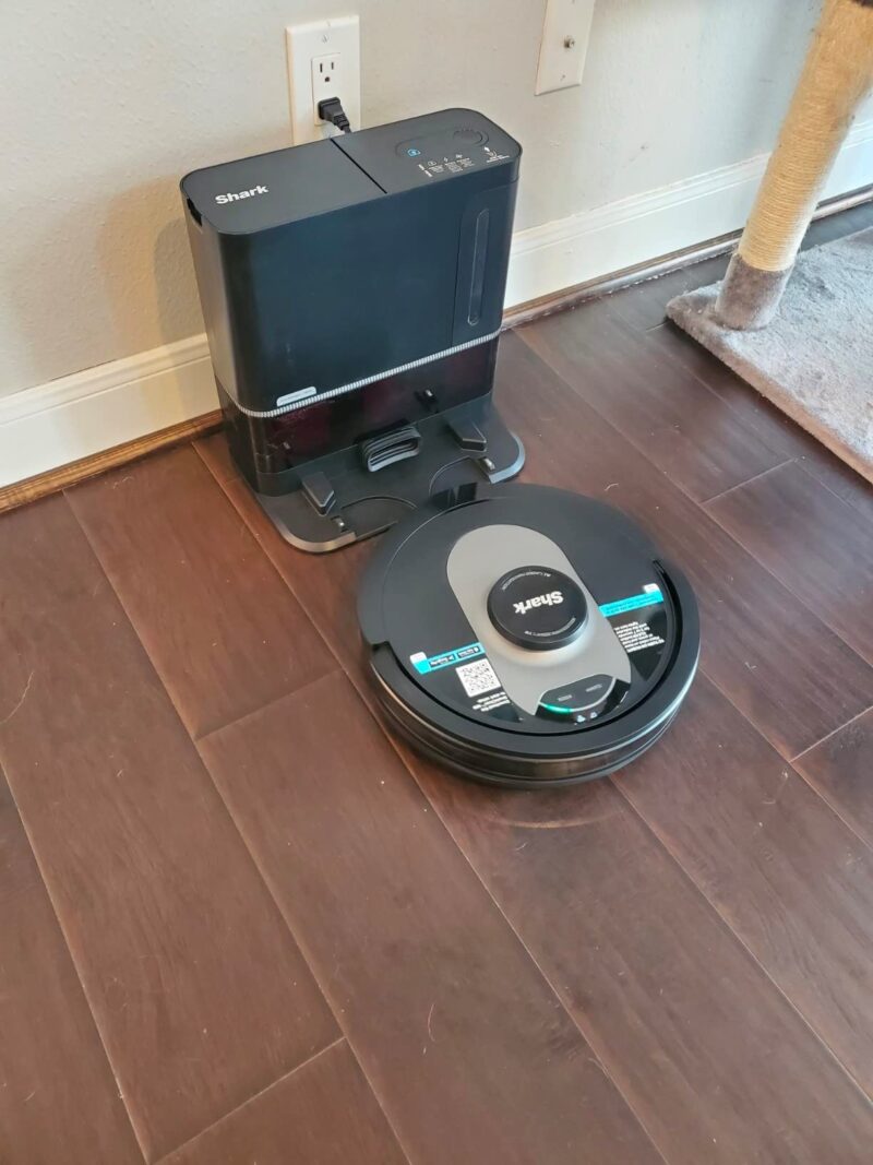 9 công dụng của robot hút bụi lau nhà có thể bạn chưa biết 6 Robot hút bụi lau nhà có khả năng tự động sạc