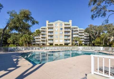 Community pool and building at Barrington Park