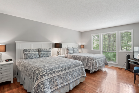 Bedroom with two beds at Centre Court Villas