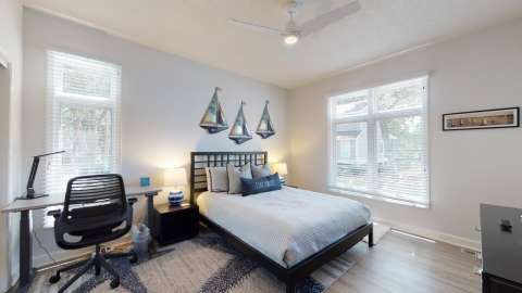 Bedroom with a desk at Huntington Villas