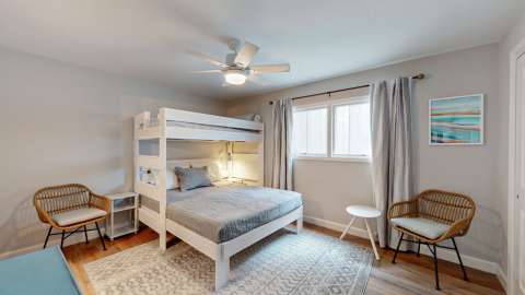 Bedroom with a bunk bed at Queens Grant Villas