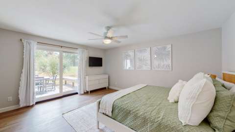 Bedroom with a queen bed at Queens Grant Villas