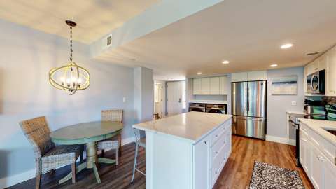 Kitchen with dining area in Villamare villa