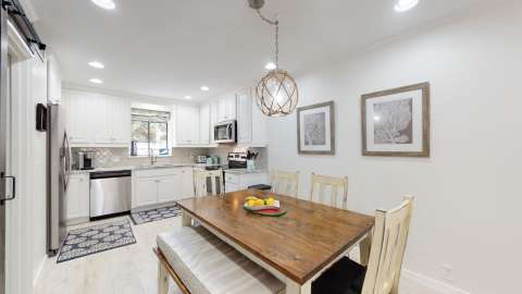 Dining in a kitchen in a villa at Water Oak