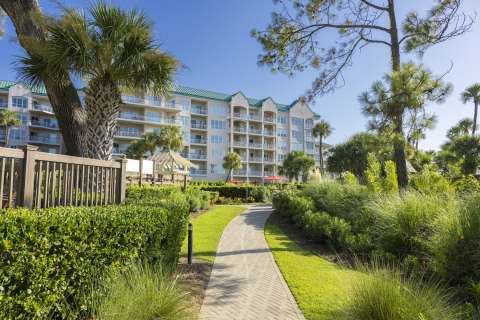 walking paths at Windsor court