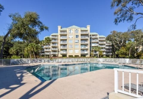 Community pool and building at Barrington Park
