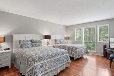 Bedroom with two beds at Centre Court Villas