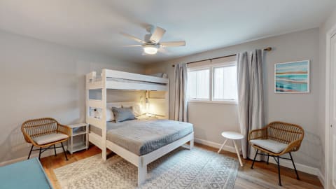 Bedroom with a bunk bed at Queens Grant Villas