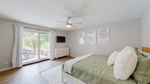 Bedroom with a queen bed at Queens Grant Villas
