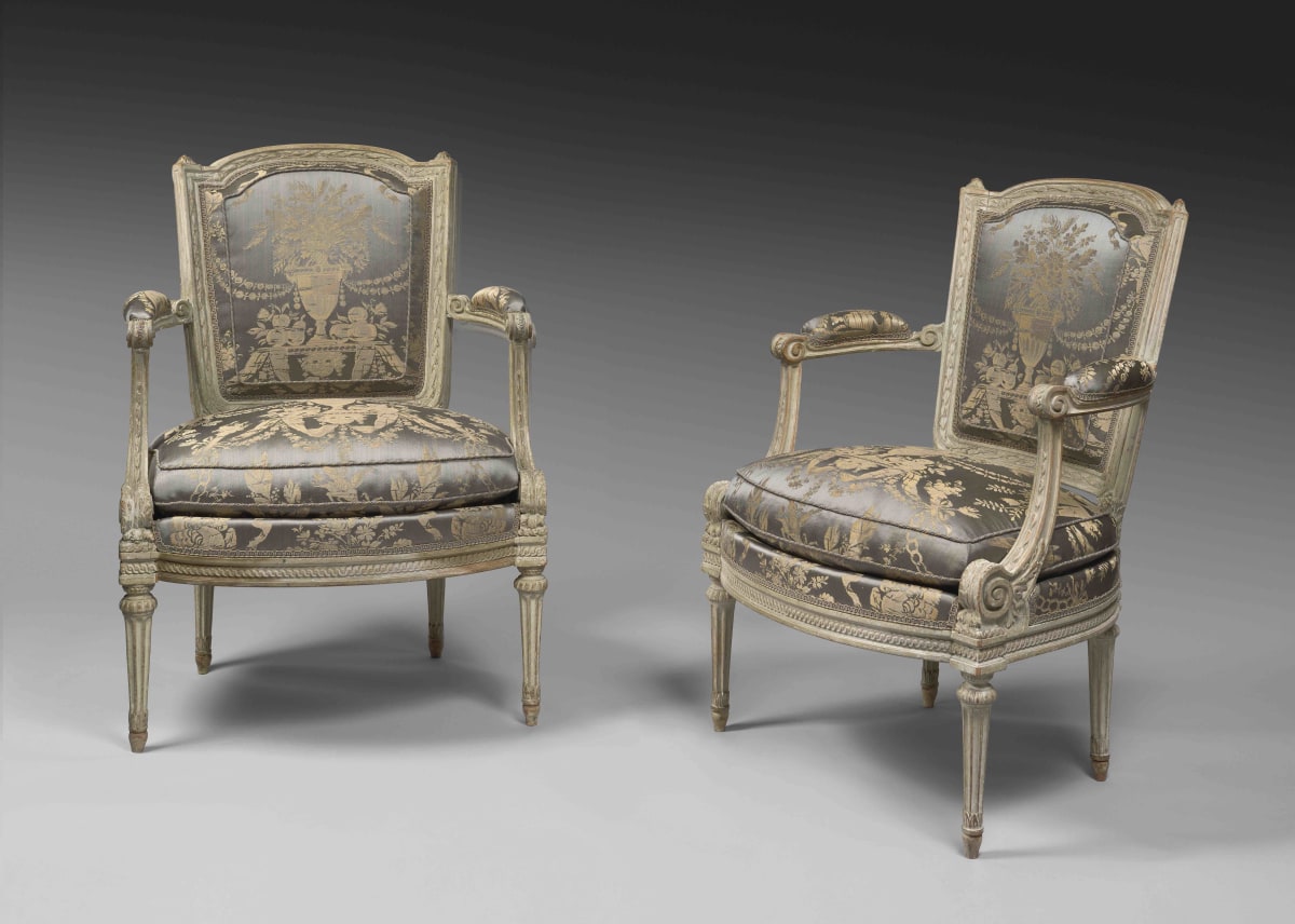 Rare paire de fauteuils laqués