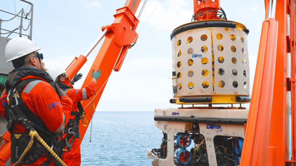 DWTEK marine engineering team deploying the work-class ROV Monew with its proprietary LARS and snubber system