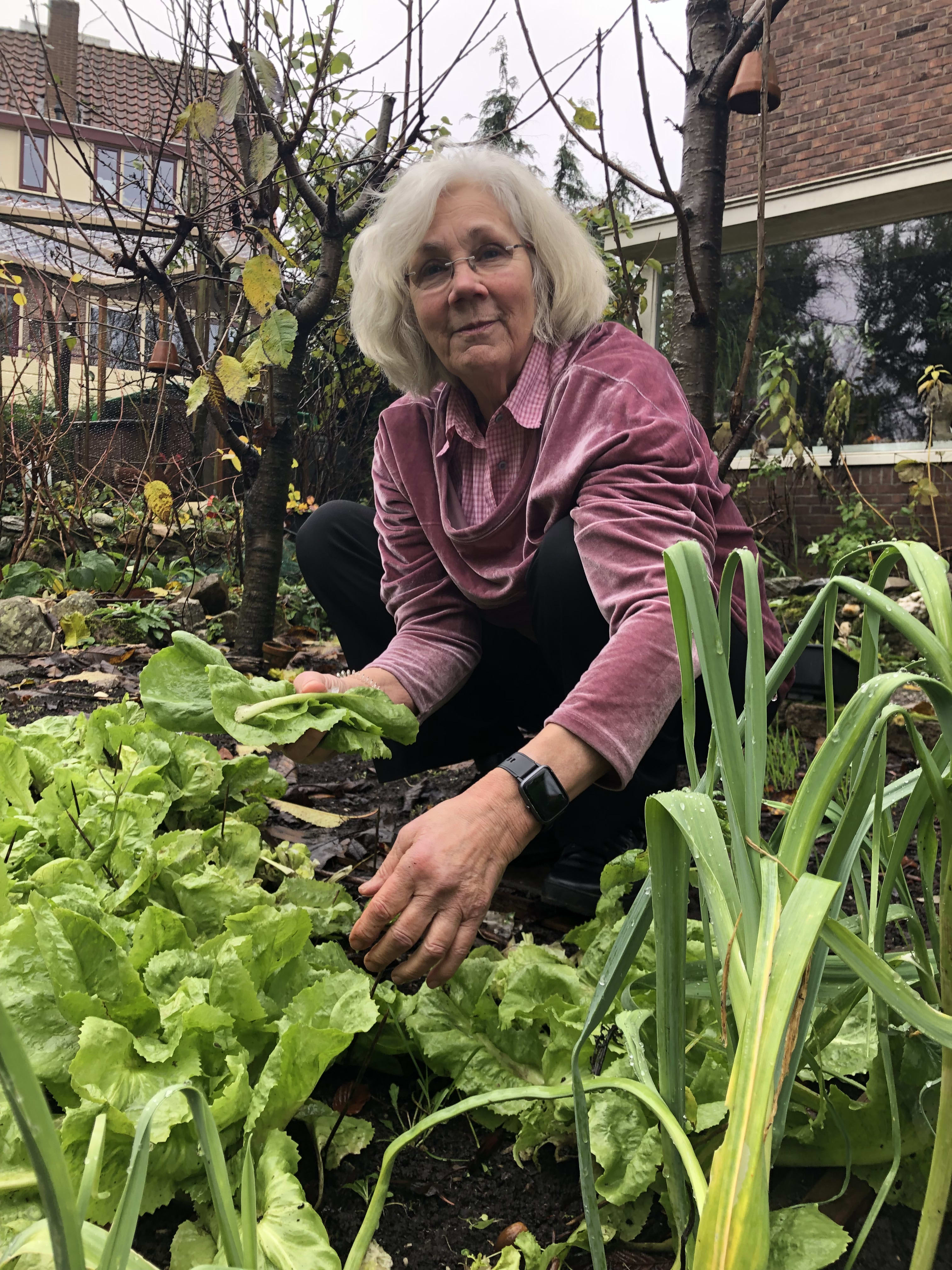 Portret van Hannie Riksen in haar tuin