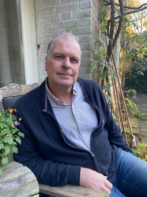 Portret van Rene Röell in zijn tuin