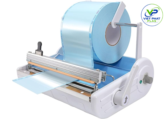 The factory uses a heat&nbsp; sealing machine to cut tubing rolls