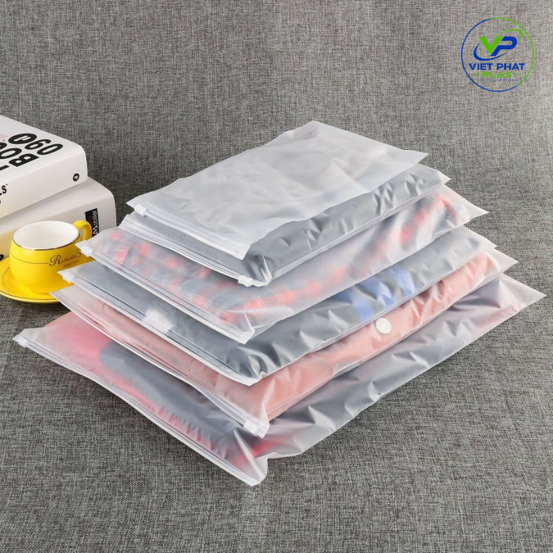 High-volume factory production line optimizing wholesale zipper bag prices.