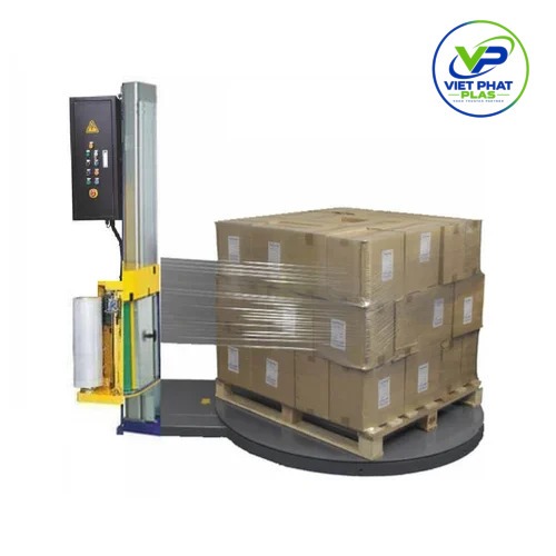 Automatic stretch wrapping machine wrapping a pallet in a warehouse