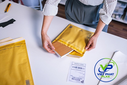 Poly Mailer Bags in E-commerce Order Packaging
