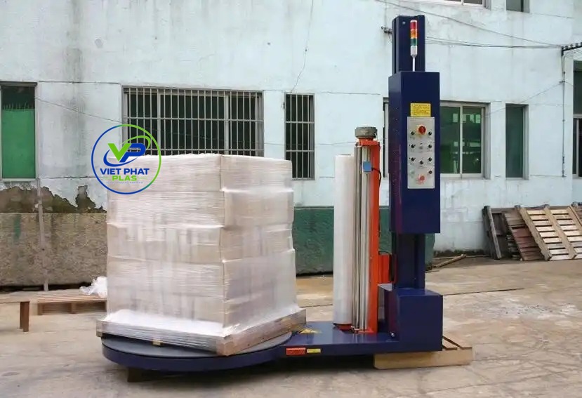 An automatic pallet wrapping machine