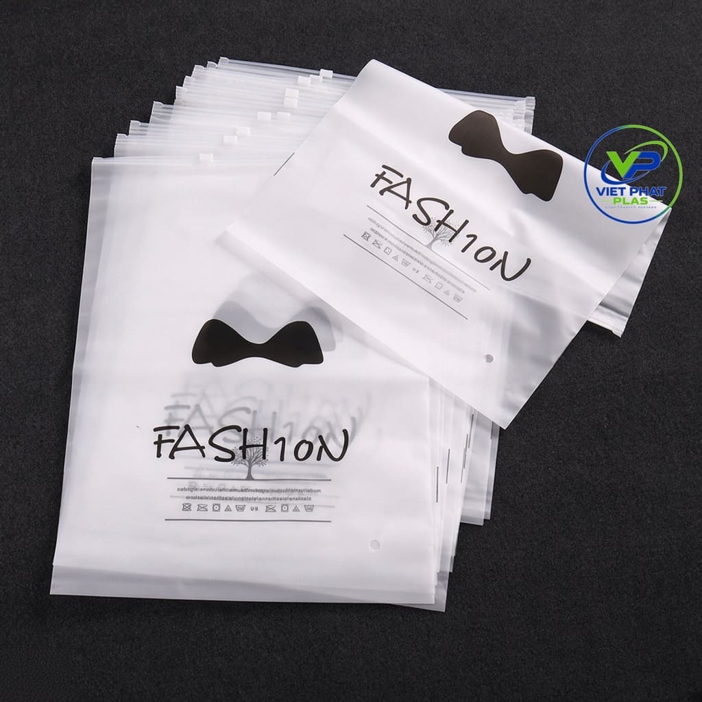 Zipper garment bag printed with a fashion brand logo