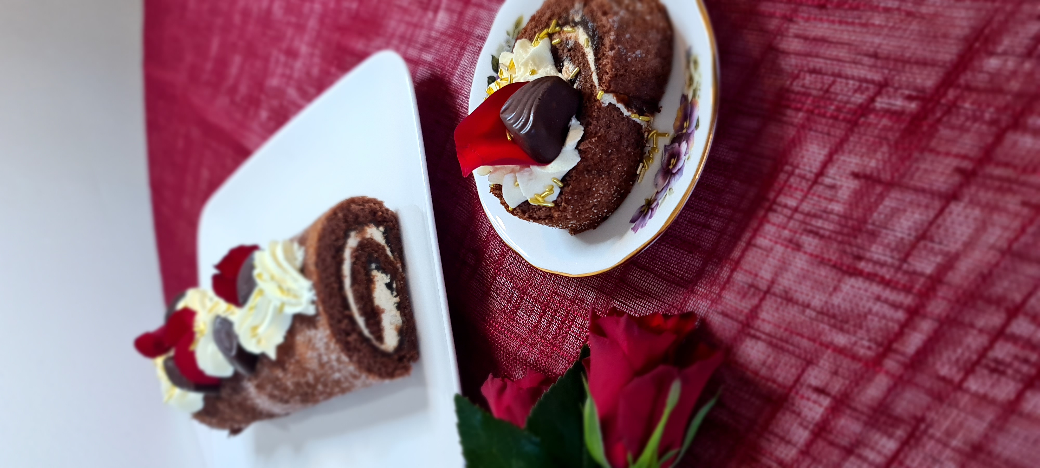 Luumukääretorttu - Mehevä suklaapohja kohtaa samettisen kermaytimen ja täyteläisen luumutäytteen. Täydellinen, tyylikäs herkku talven kahvihetkiin ja juhlapöytään.