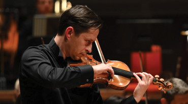 Eugene Tzikindelean Plays Mozart