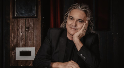 Famous frontman set to return to Warwickshire venue