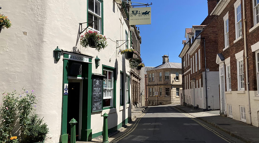 La Mer Rouge take over Shrewsbury's Coach and Horses