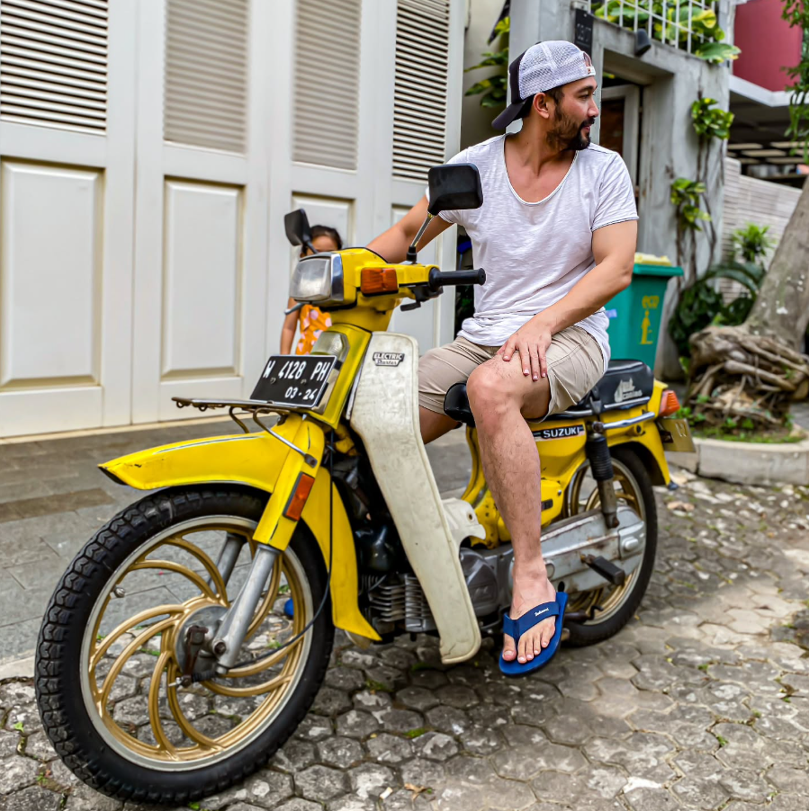 Slide 6 - Norman naik motor kuning