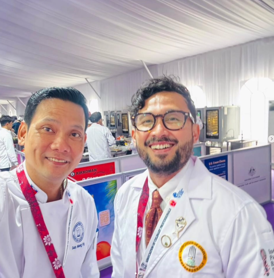 Slide 9 - Norman foto bareng