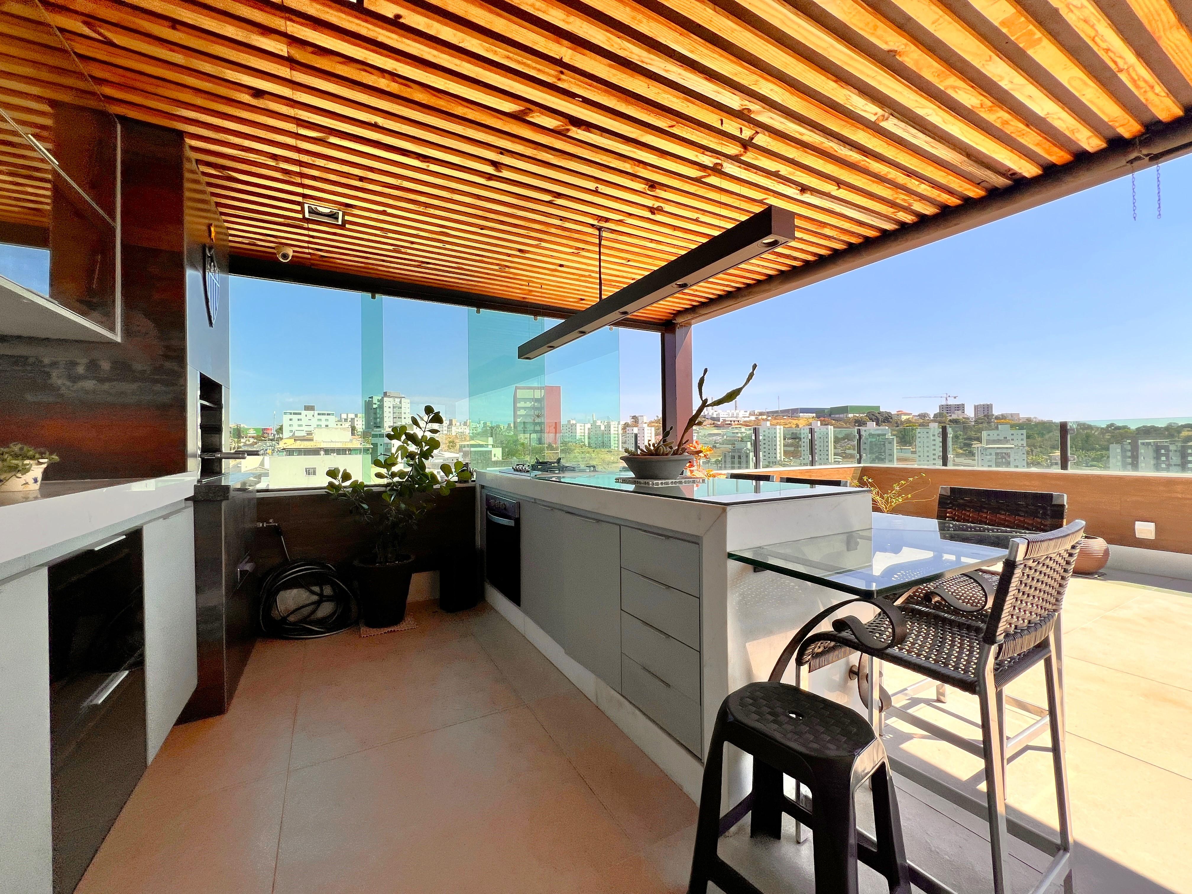 Foto 4 de Excelente cobertura de alto padrão com 4 quartos e 6 vagas no bairro Cabral. 