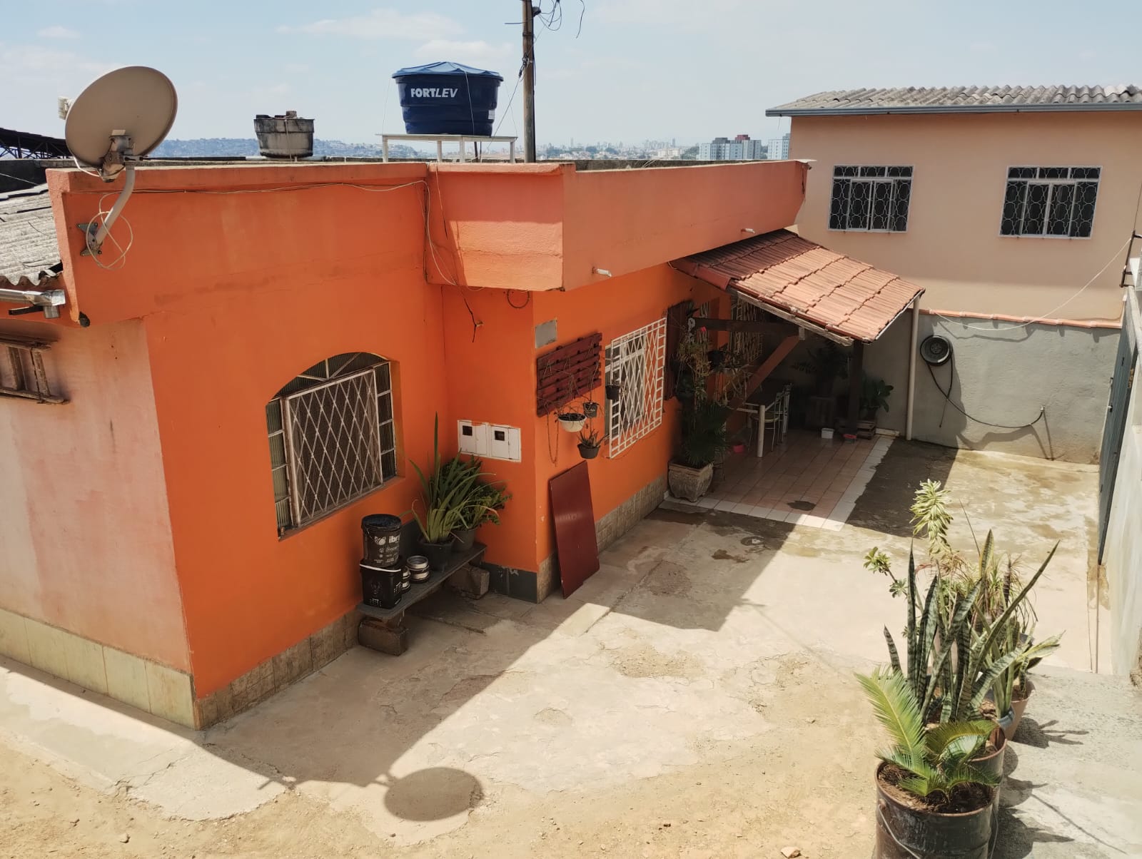 Foto 2 de Excelente casa 3 quartos em lote de 360m2 no bairro Califórnia. 