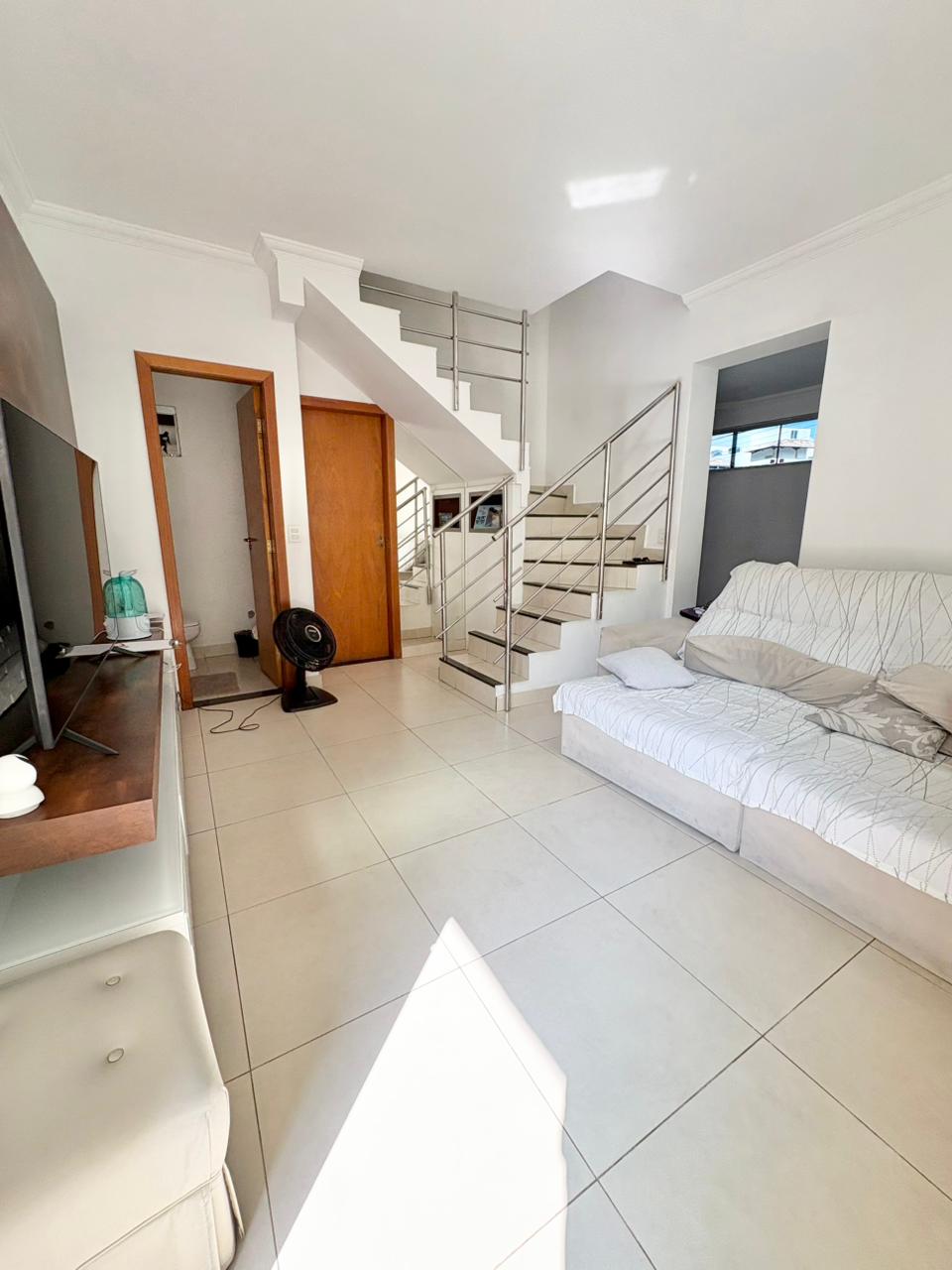 Foto 2 de Excelente casa geminada em condomínio no bairro Arvoredo II. 