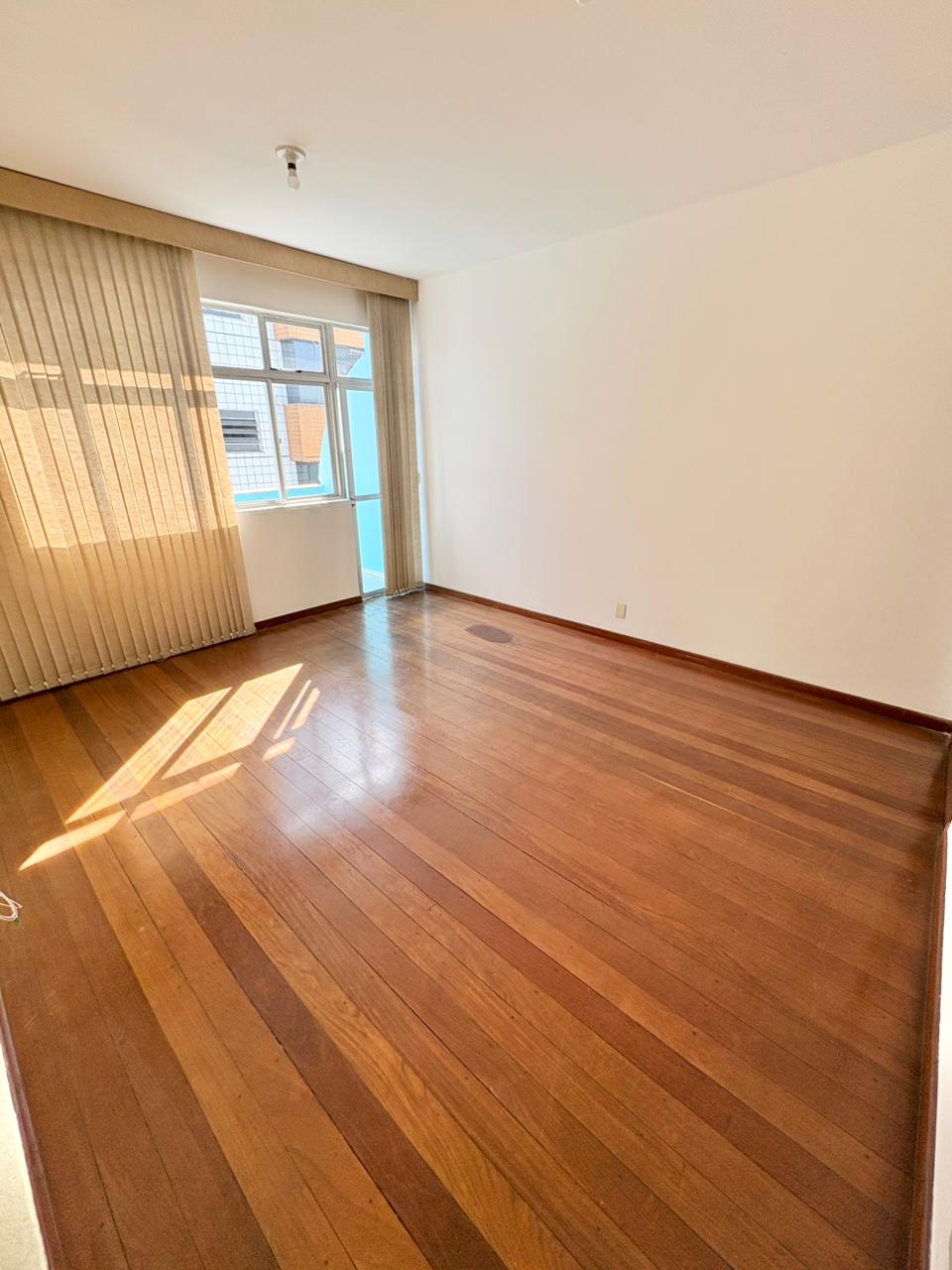 Foto 3 de Excelente apartamento com varanda no bairro Castelo.